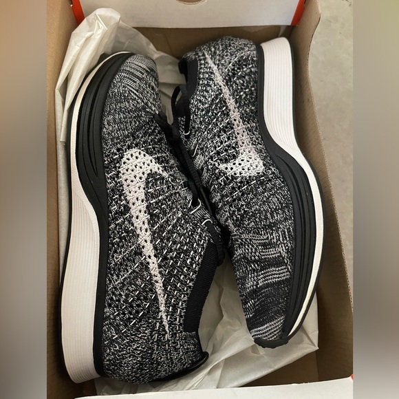 New Nike Flyknit Racer OREO - Picture 3 of 4